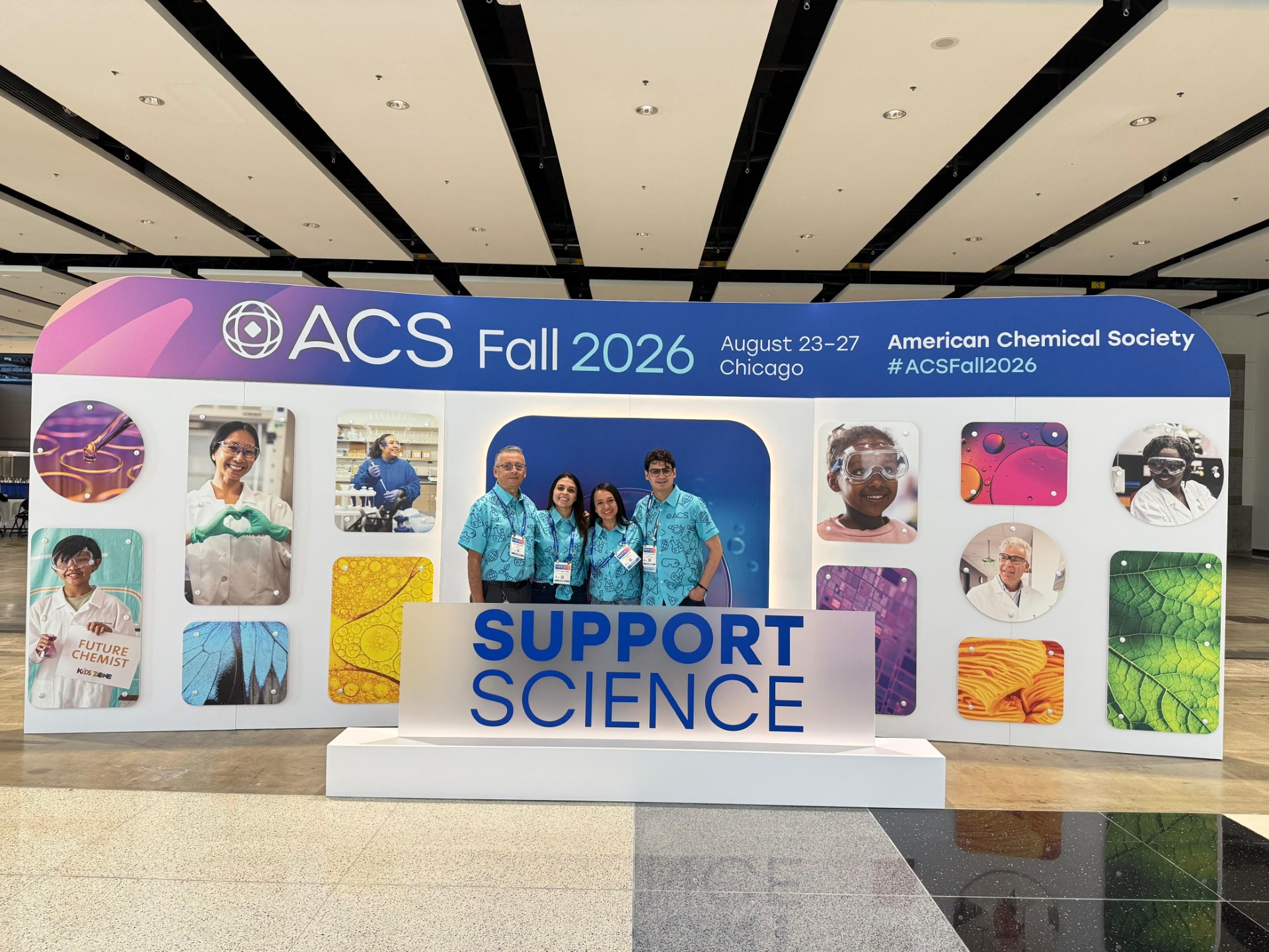 Los cuatro docentes del Departamento de Química en el stand oficial ACS Fall 2026 Chicago